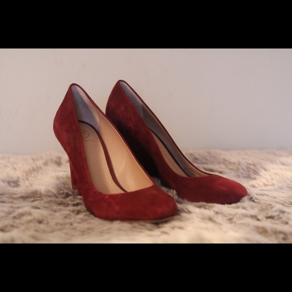 TORY BURCH Suede Burgundy Wedges - size 7